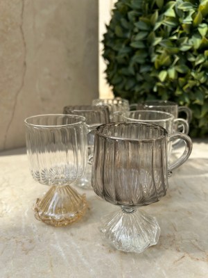 طقم ٦ كاسات زجاجيه مقاس صغير لتقديم القهوه والمشروبات الساخنه بالاوان الرمادي والعسلي والشفاف ارتفع الكاسه 10 cm عرض فوهة الكاسه 5 cm عمق الكاسه6 cm