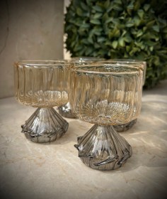 طقم ٦ كاسات زجاجيه لتقديم العصير والمشروبات المختلفه باللونين الرمادي والعسلي عرض 7.5 cm ارتفاع 9.5 cm