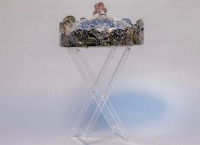 طاوله اكريليك مع صينيه نحاس وصحون وغطاء اكريليك